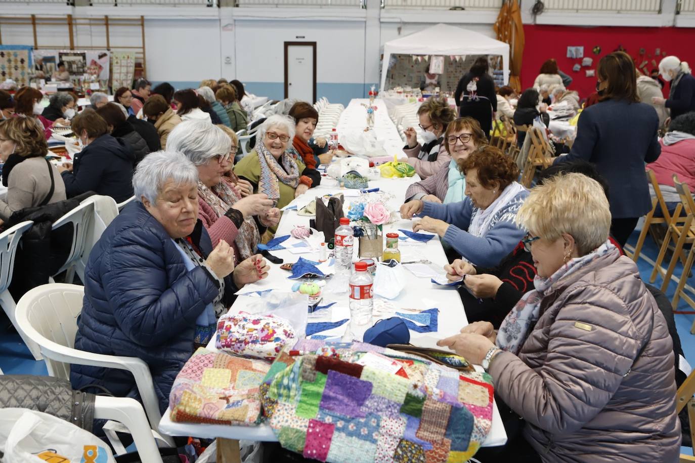 La cita ha reunido a unas 500 mujeres de talleres y grupos de trabajo de Patchwork de diferentes ciudades españolas y de Cantabria.