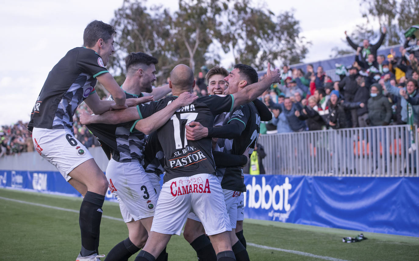 Fotos: El Racing gana en Majadahonda y acaricia el ascenso