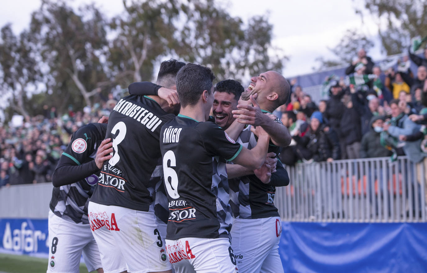 Fotos: El Racing gana en Majadahonda y acaricia el ascenso