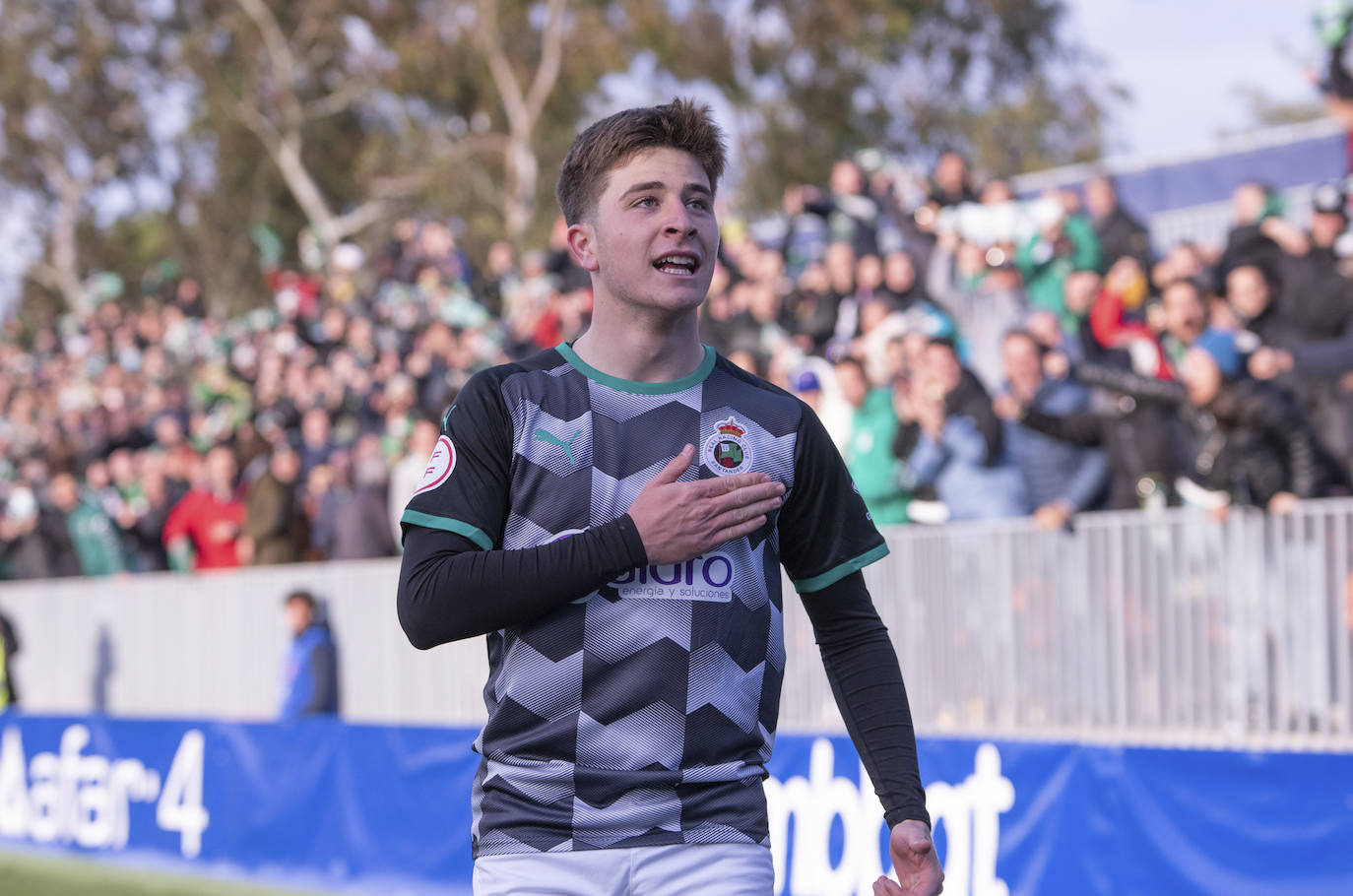 Fotos: El Racing gana en Majadahonda y acaricia el ascenso