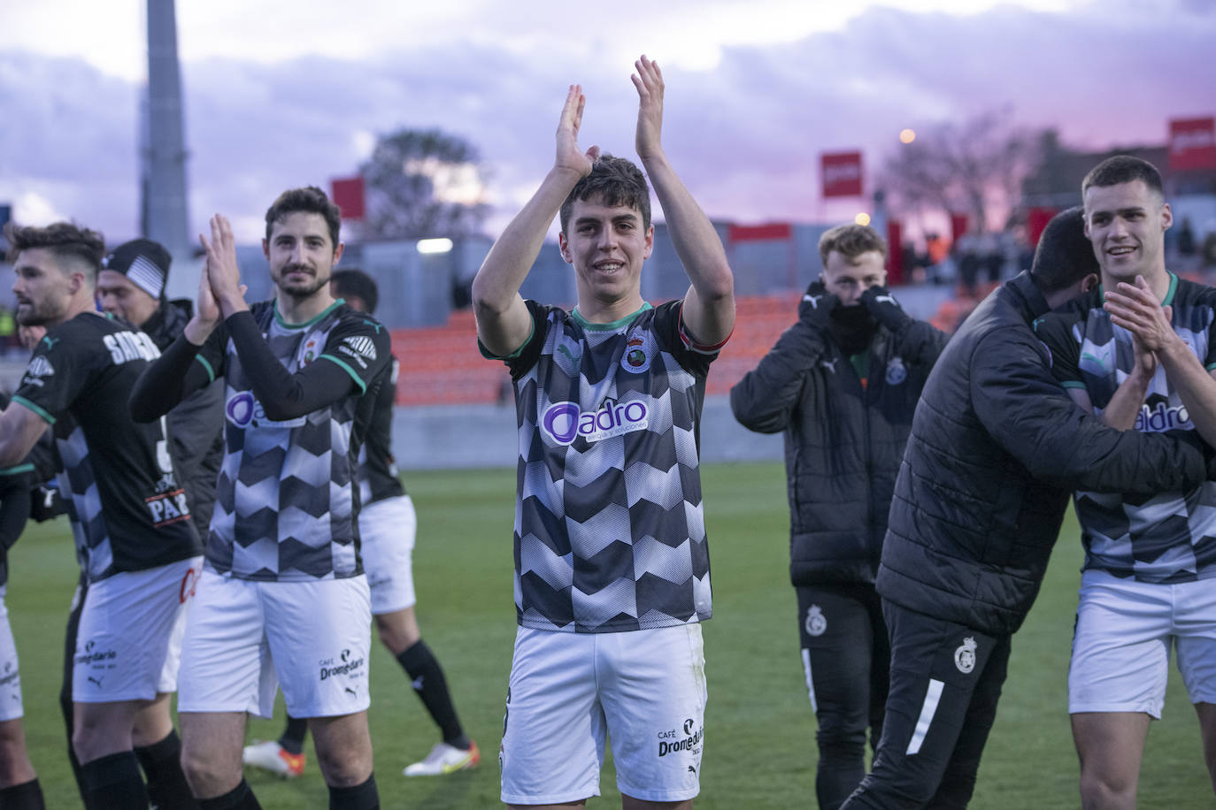 Fotos: El Racing gana en Majadahonda y acaricia el ascenso