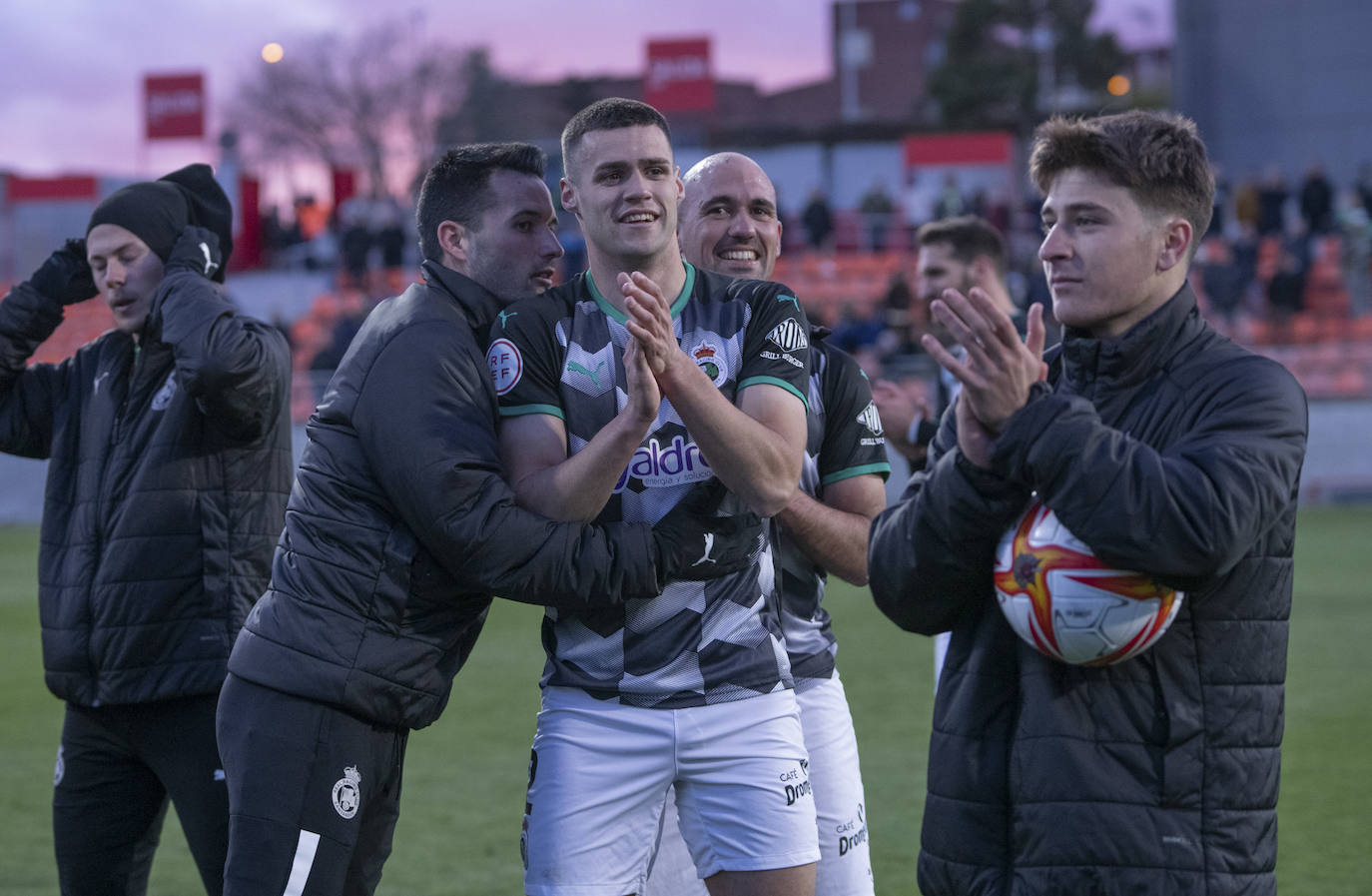 Fotos: El Racing gana en Majadahonda y acaricia el ascenso