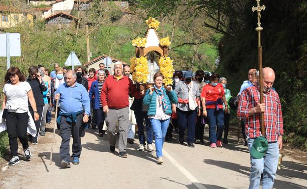 Imagen principal - Traslado desde la ermita de Somaniezo, a la iglesia parroquial de Aniezo