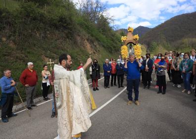 Imagen secundaria 1 - Traslado desde la ermita de Somaniezo, a la iglesia parroquial de Aniezo