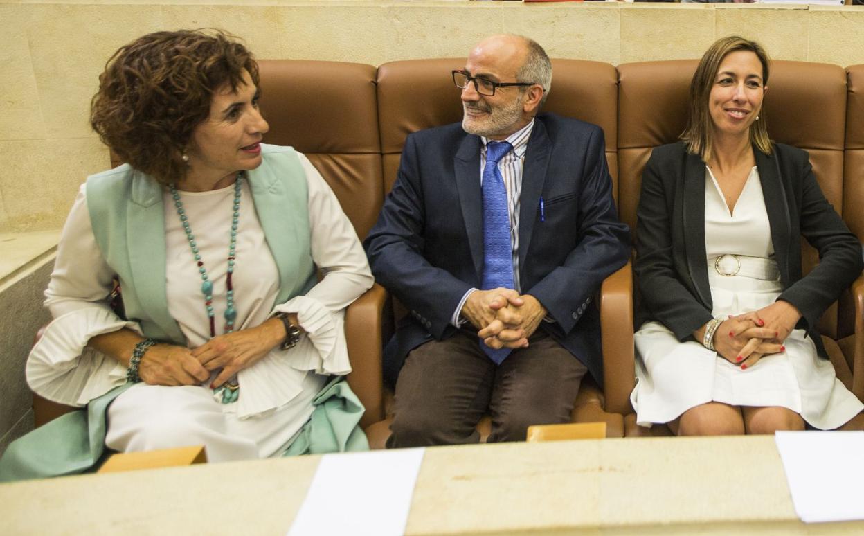 Los socialistas Ana Belén Álvarez, Miguel Rodríguez y María Sánchez. La primera ha cambiado de cartera y los otros dos están ya fuera. 