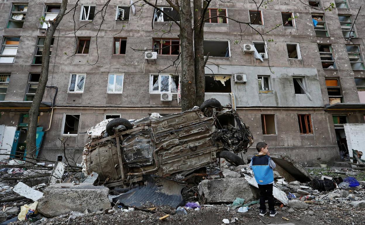 Un edificio de Mariupol destrozado tras el impacto de un misil ruso. 