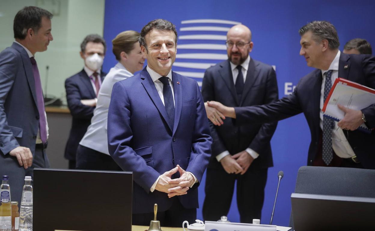 EL presidente de FRancia, Emmanuel Macron, sonríe antes de participar en una cumbre europea en Bruselas. 