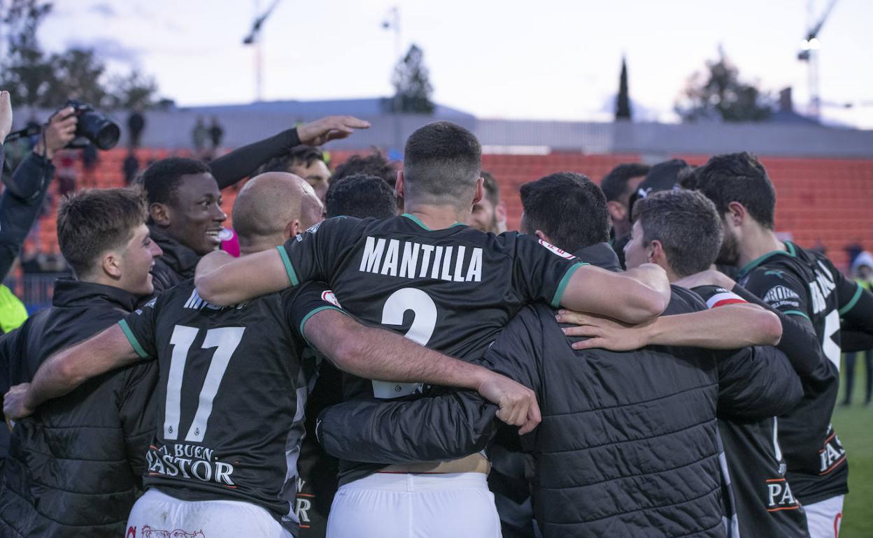 Los jugadores del Racing celebran la victoria de este sábado en Majadahonda.