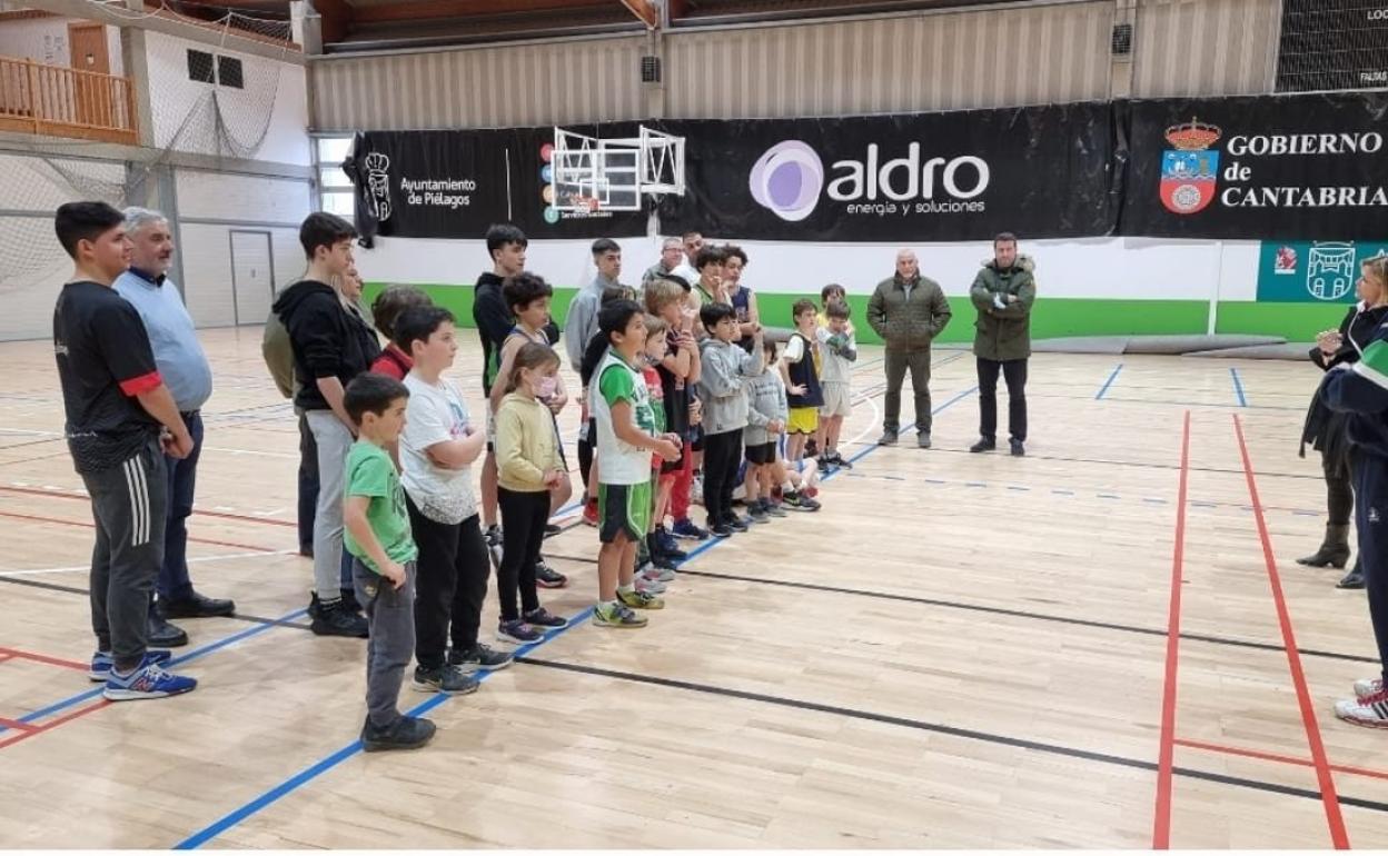 El campus deportivo se celebró en el polideportivo municipal de Liencres e incluyó un servicio de madrugadores.