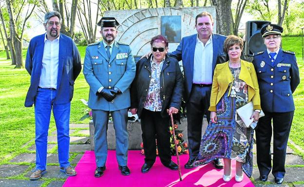 Ignacio Argumosa, Antonio Orantos, Francisca Sañudo, Joaquín Samperio y María Ángeles Carmona, ante la estela que recuerda a Luis Andrés Samperio en el complejo deportivo de Los Corrales de Buelna. 