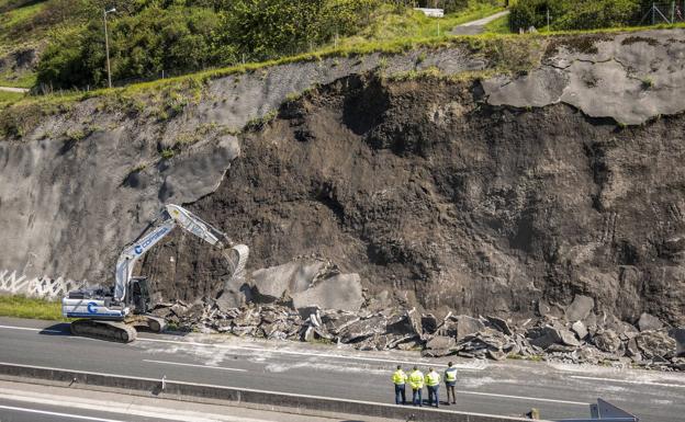 Imagen. Lunes 25 de abril, los trabajos continúan para estabilizar la ladera junto a la A-8 a la altura de Ontón.