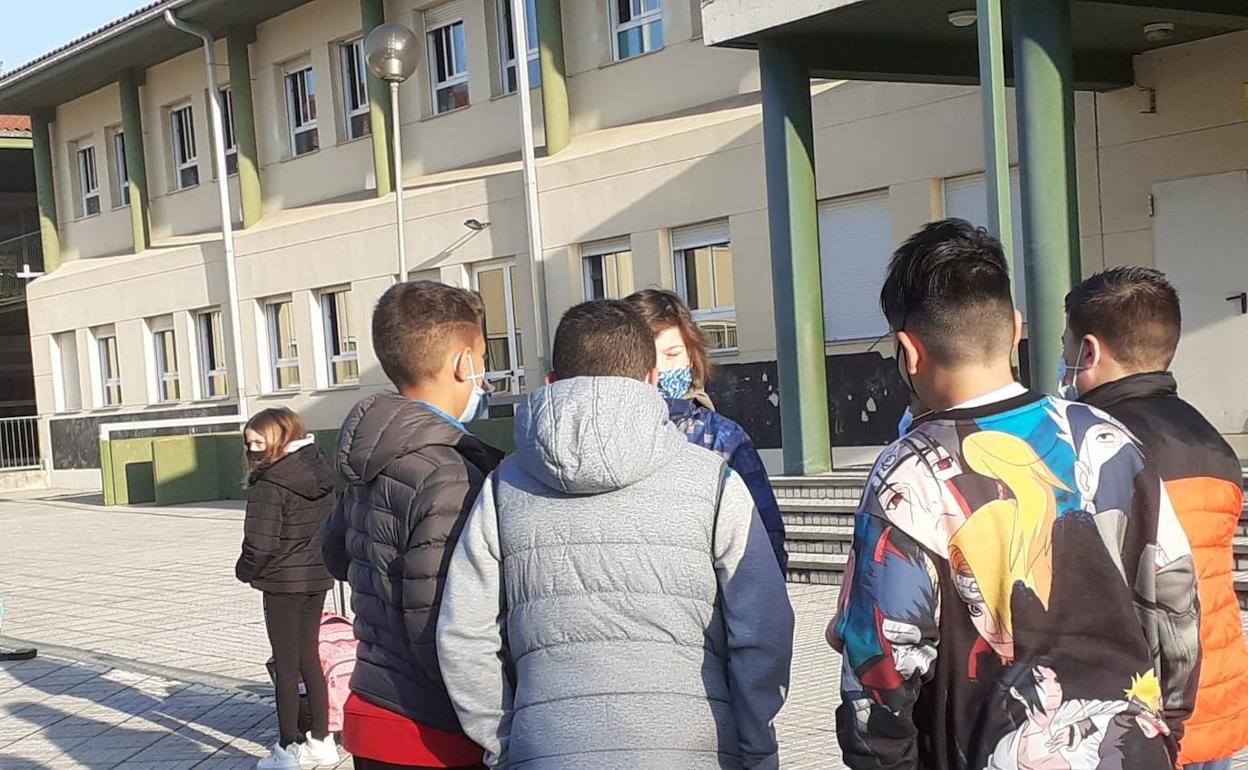 Entrada a un colegio de Santander en el primer día sin necesidad de utilizar mascarilla en exteriores.