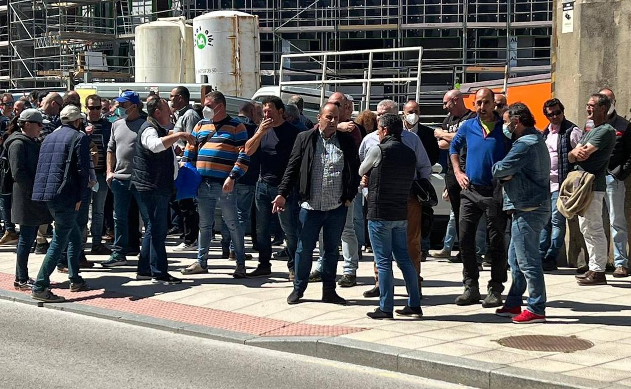 La plantilla de Mare se ha concentrado este lunes por la tarde frente al Parlamento regional.