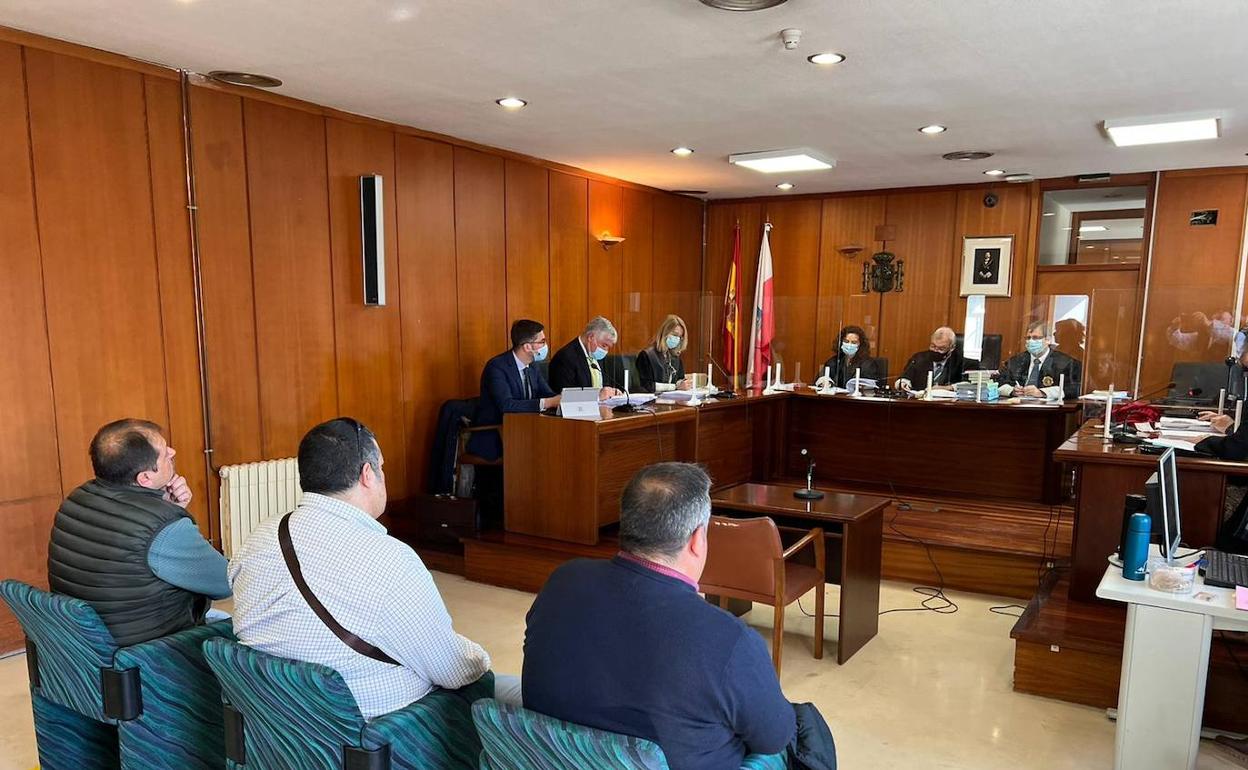 Los tres acusados, durante el juicio celebrado en la Sección Tercera de la Audiencia Provincial. 