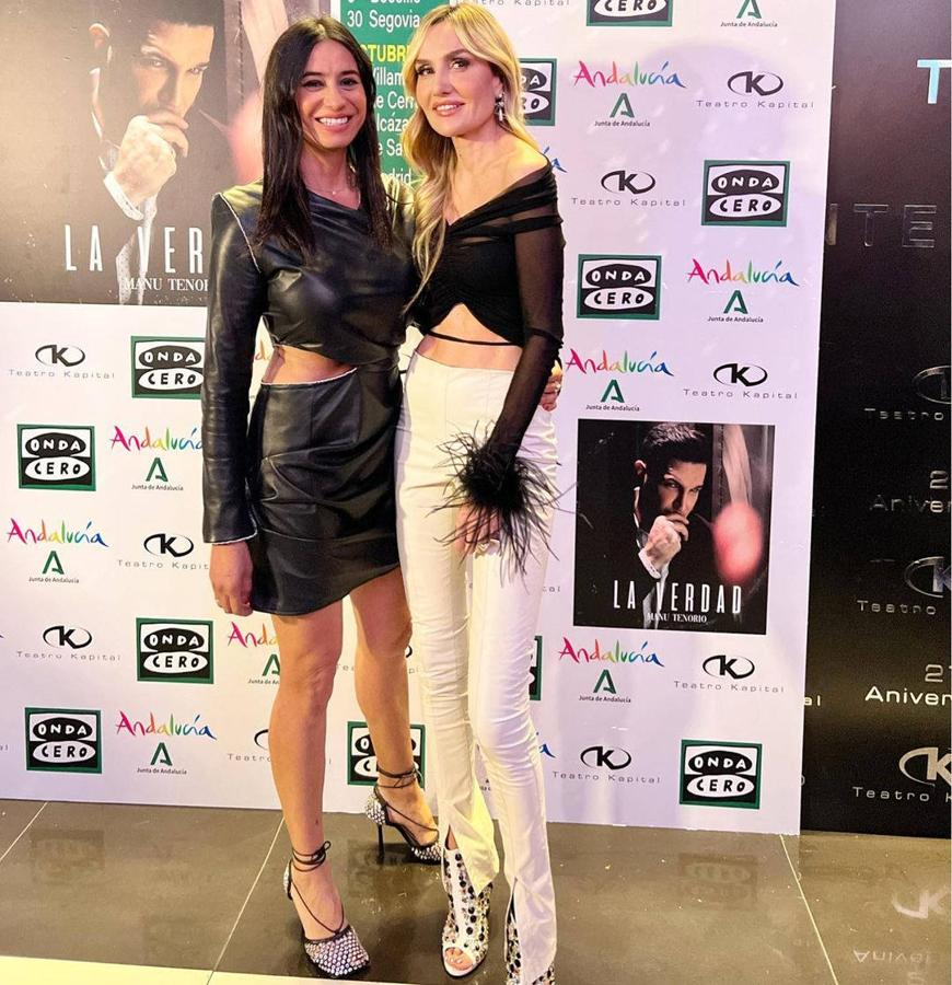 Odette Álvarez y su buena amiga Clara Courel, experta en comunicación de moda durante un concierto del 'triunfito' Manu Tenorio.