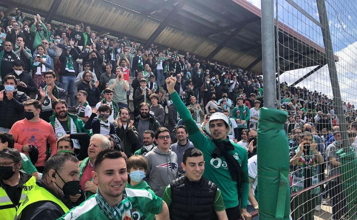 Aficionados al Racing en el partido contra el Dux Internacional de Madrid disputado en el Estadio Municipal de Villaviciosa.