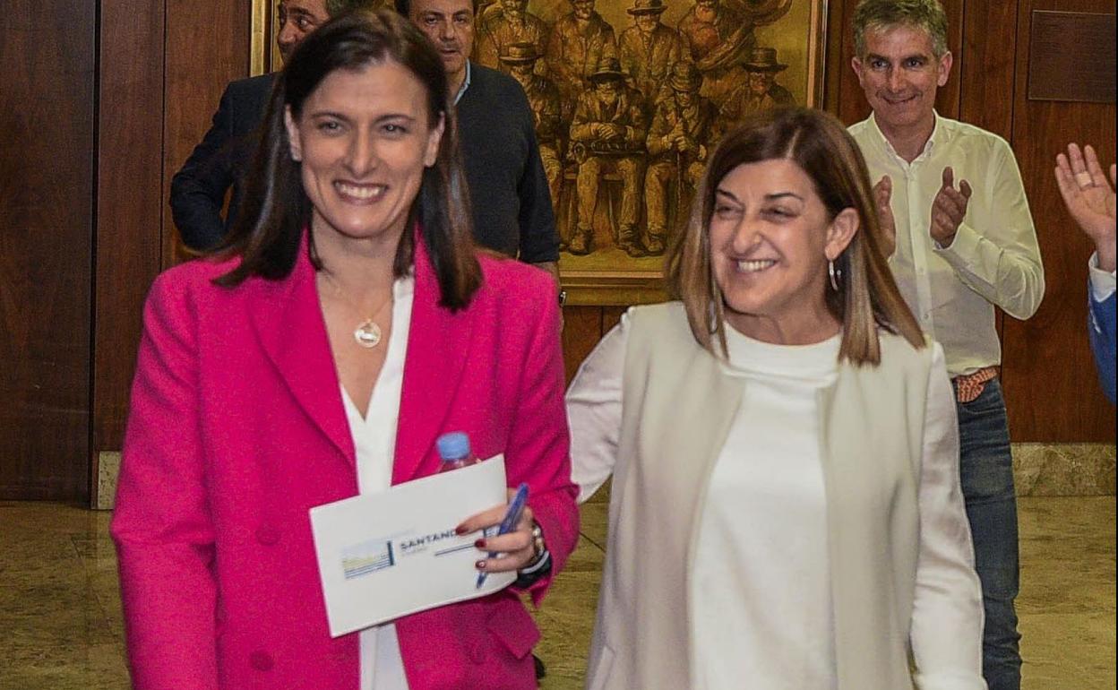 Gema Igual y María José Sáenz de Buruaga, en la noche electoral de 2019. 