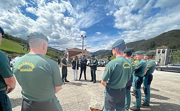 Imagen principal - Imágenes de la visita para conocer la labor que realiza el Greim y los materiales que emplea en los rescates. 