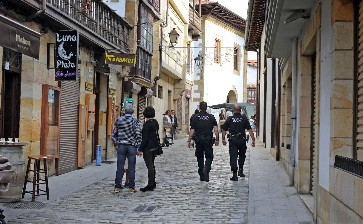 Policías de Comillas patrullan por la calle, en una imagen de archivo. 