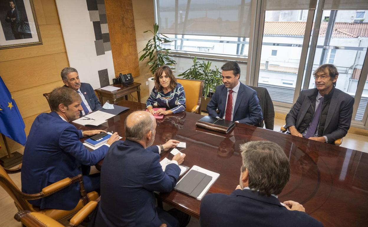 Reunión de Revilla con representantes de sectores afectados por la guerra de Ucrania.