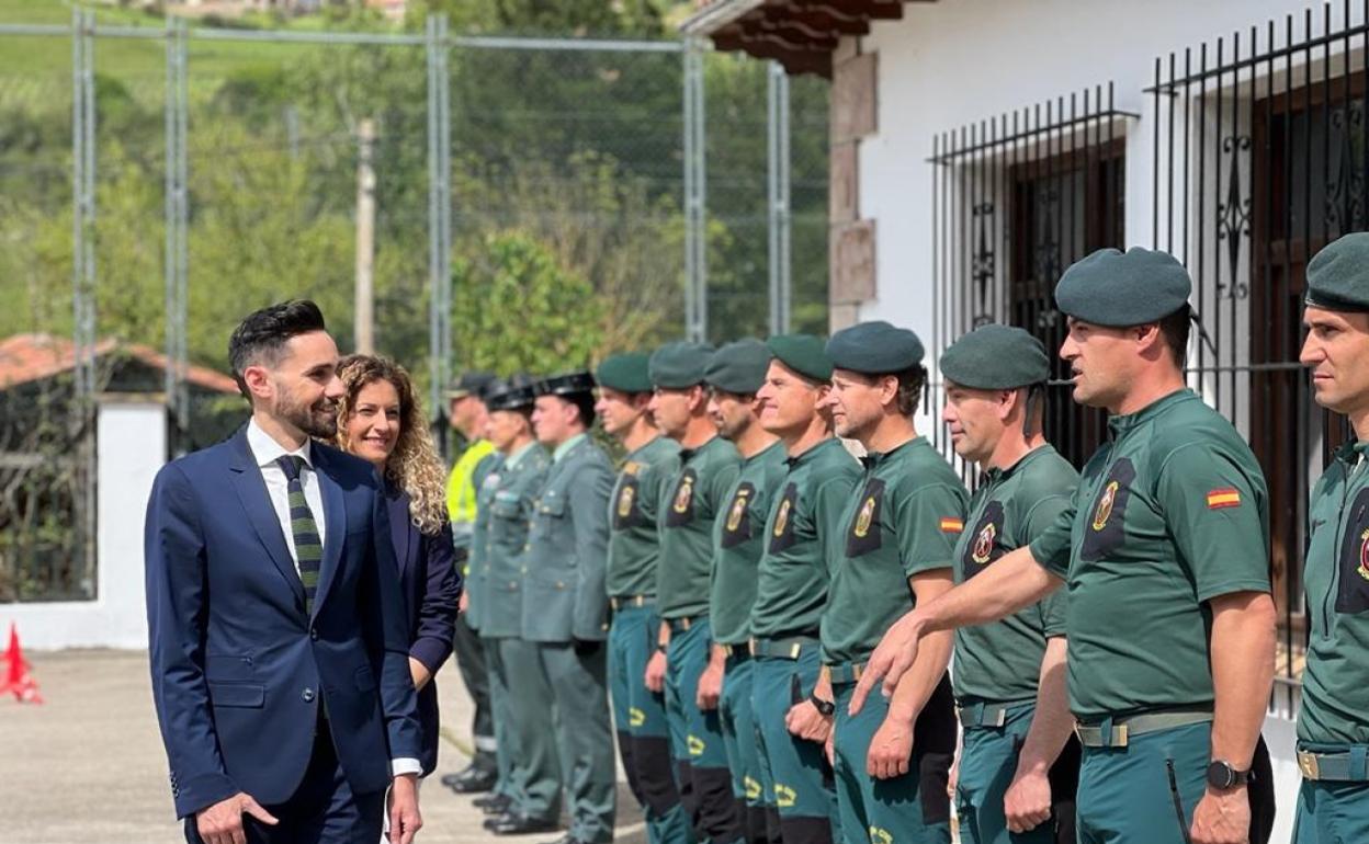 El Secretario de Estado de Seguridad y la delegada del Gobierno en Cantabria pasan revista a los efectivos del Greim de Potes 