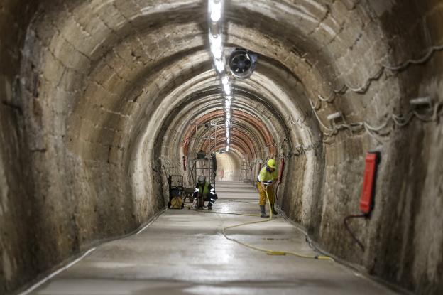 Trabajos de remate en el interior del túnel de Tetuán, que ya está listo para su reapertura. 