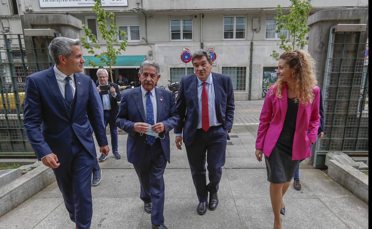 Zuloaga, Revilla, Escrivá y Quiñones, a su llegada a la sede del Gobierno regional. 