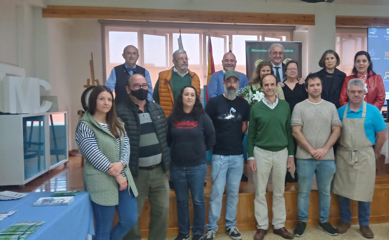 Organizadores, familiares y queseros cántabros en el homenaje a don Manuel Arroyo 