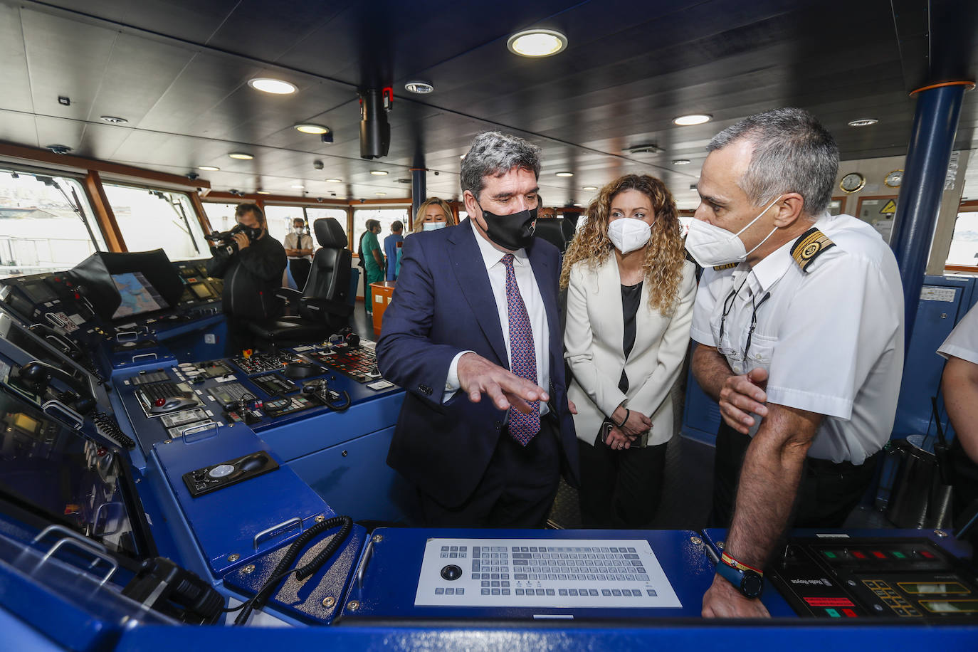 José Luis Escrivá, ministro de Inclusión, Seguridad Social y Migraciones, con la tripulación del Juan de la Cosa.