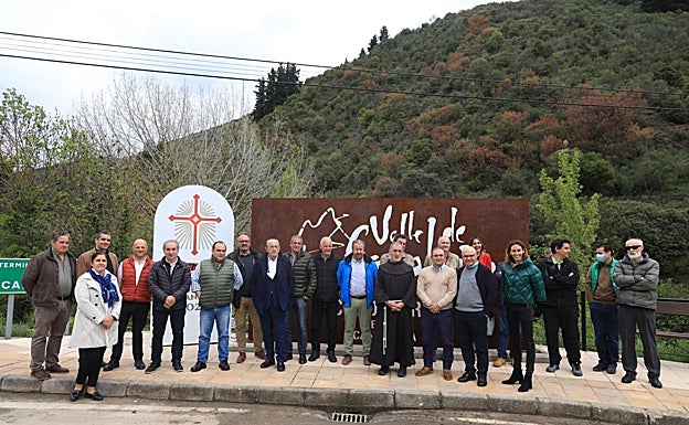 Asistentes al acto del descubrimiento del reloj jubilar 