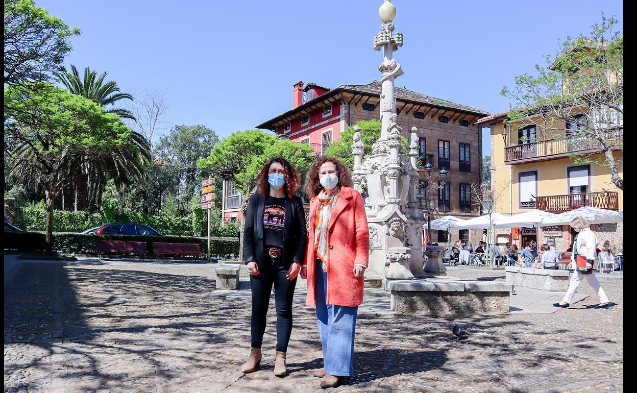 La concejala de Igualdad, Vanesa Sánchez, y la alcaldesa de Comillas, Teresa Noceda, posan en la plaza de la fuente Tres Caños. 