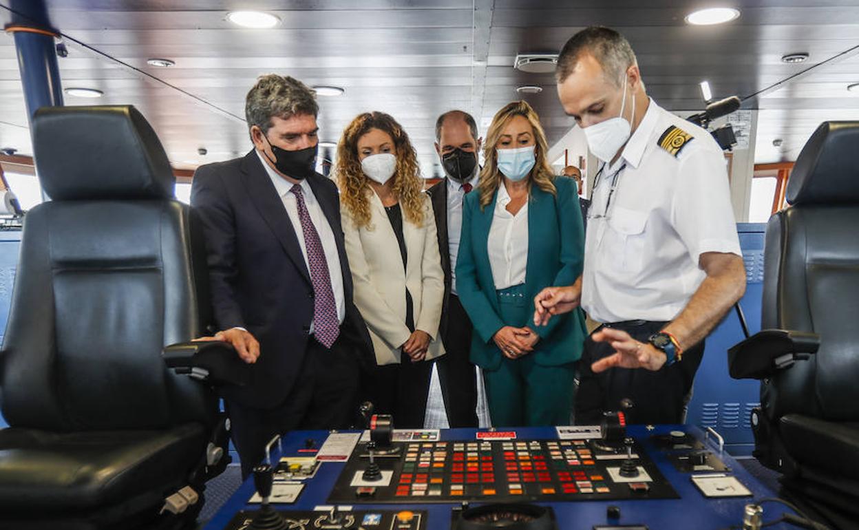 José Luis Escrivá, Ainoa Quiñones y Elena Martínez con el capitán del barco español.