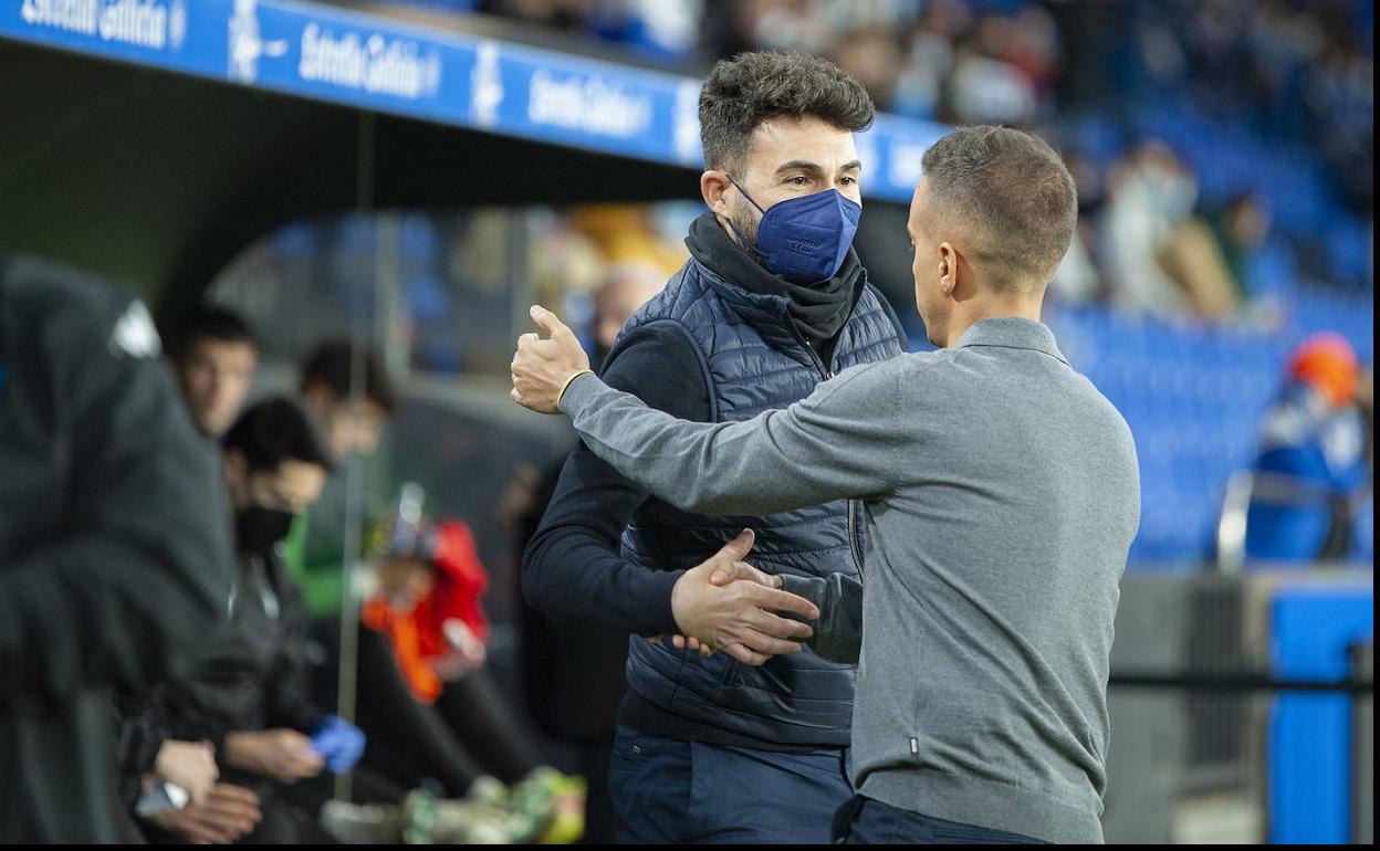 El entrenador del Deportivo, Borja Domínguez, saluda al del Racing, Guillermo Fernández Romo.