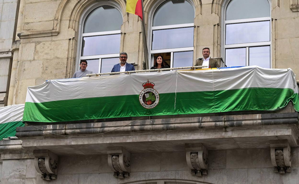 La bandera del racing instalada en el balcón del Ayuntamiento de Santander. 