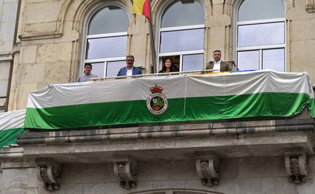 El Ayuntamiento de Santander coloca la bandera verdiblanca en su balcón