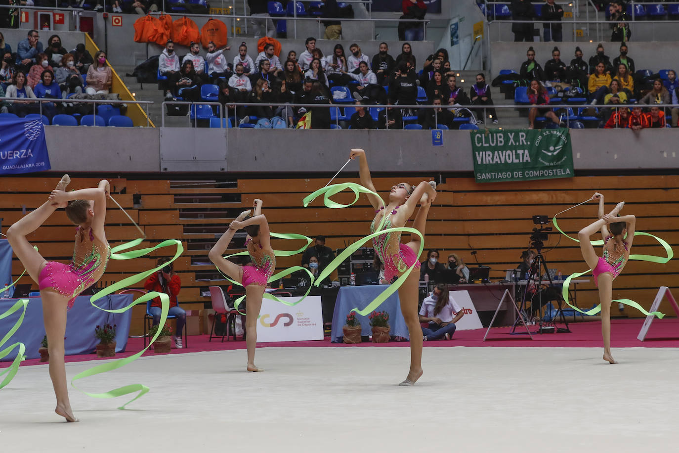 Fotos: Más de 2.000 gimnastas saltan al tapiz