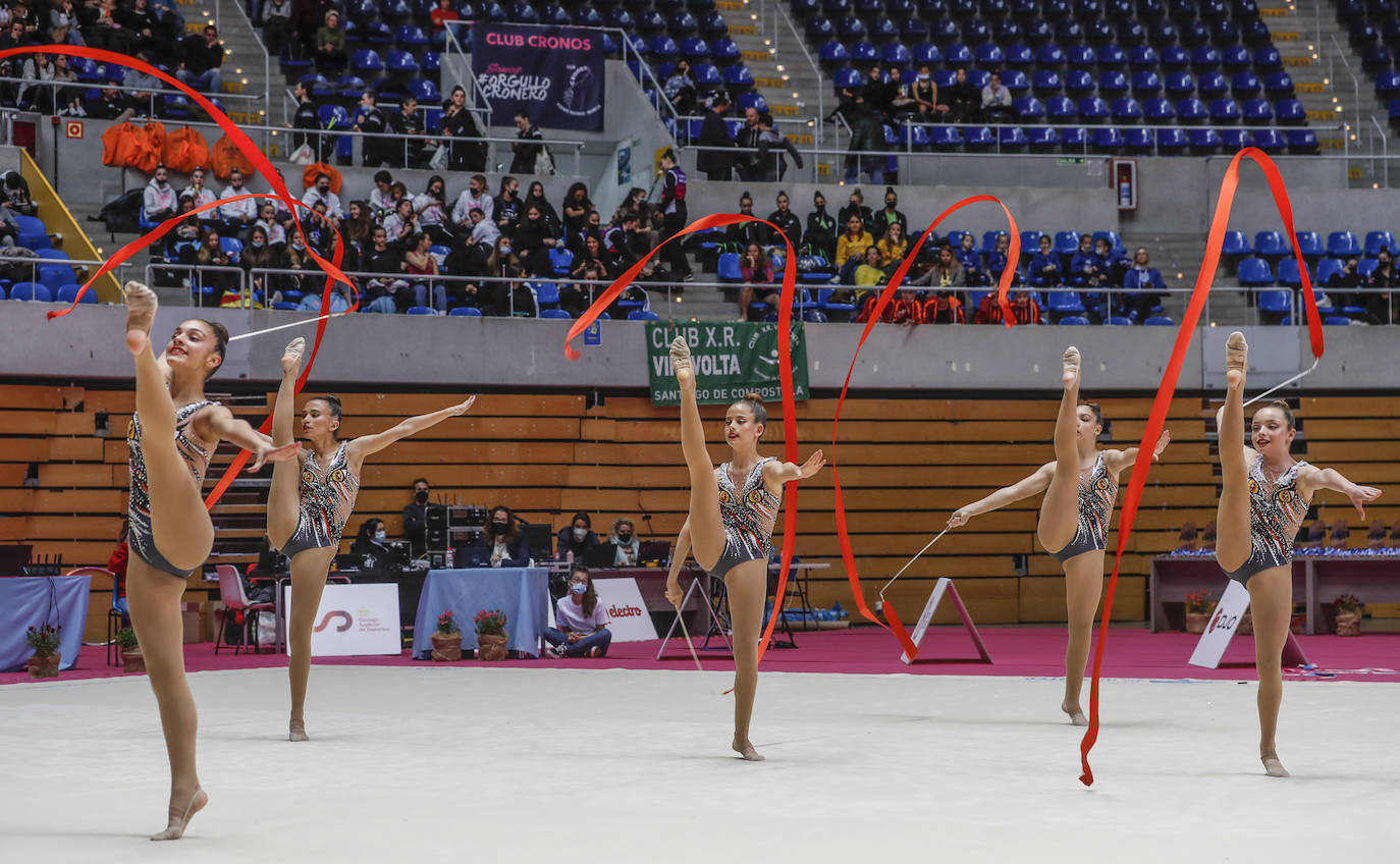 Fotos: Más de 2.000 gimnastas saltan al tapiz