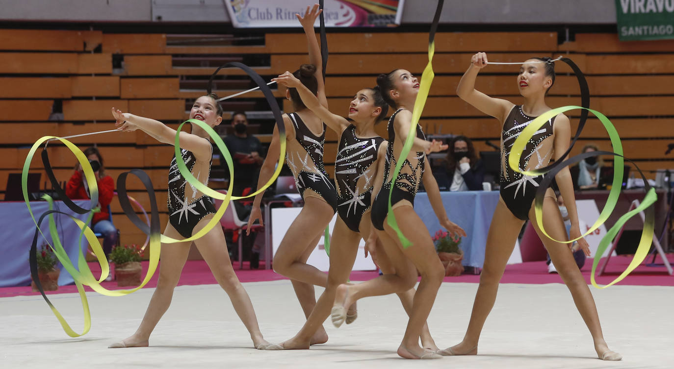 Fotos: Más de 2.000 gimnastas saltan al tapiz