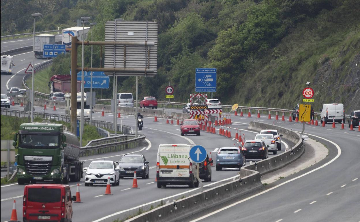 Tráfico fluido en la tarde a la altura del límite territorial con Vizcaya con el carril habilitado en sentido a Santander. 