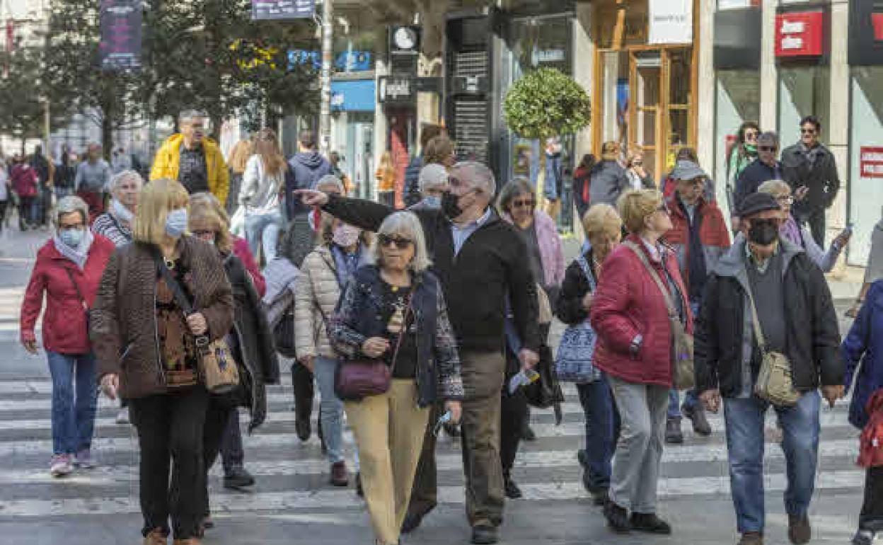 Turistas por las calles comerciales del centro de Santander durante las vacaciones de Semana Santa.