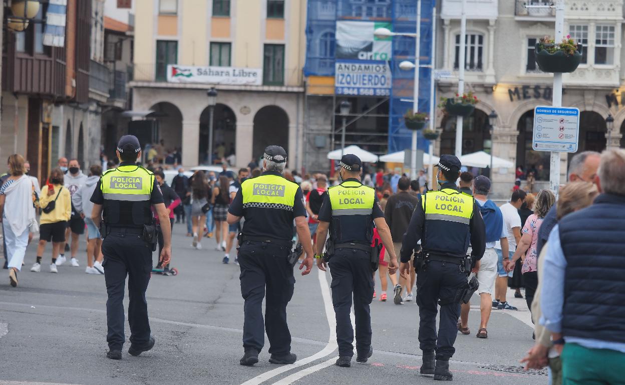 Policía Local de Castro patrullando la ciudad 