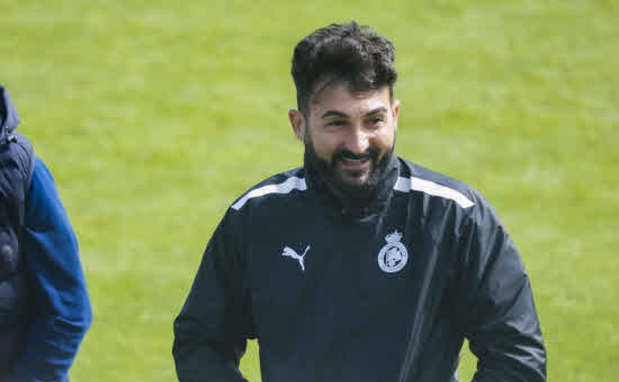 El entrenador del Racing dirige un entrenamiento en las instalaciones Nando Yosu de la Albericia.