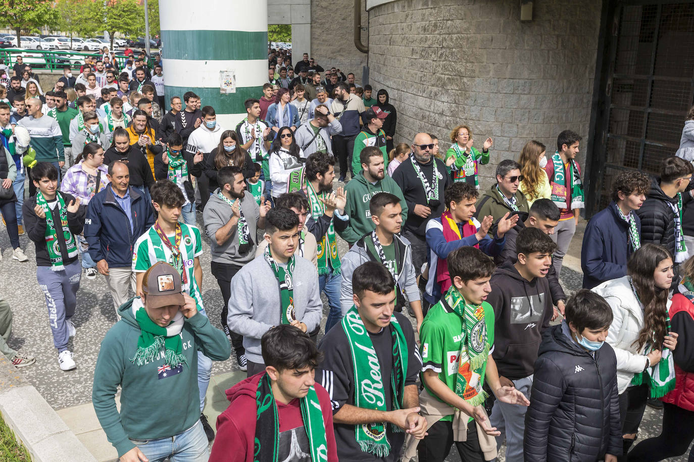 El equipo cántabro, apoyado por un estadio lleno y con la fiesta ya preparada por si hay éxito este domingo, busca ante el Celta B el punto que le devuelva a Segunda