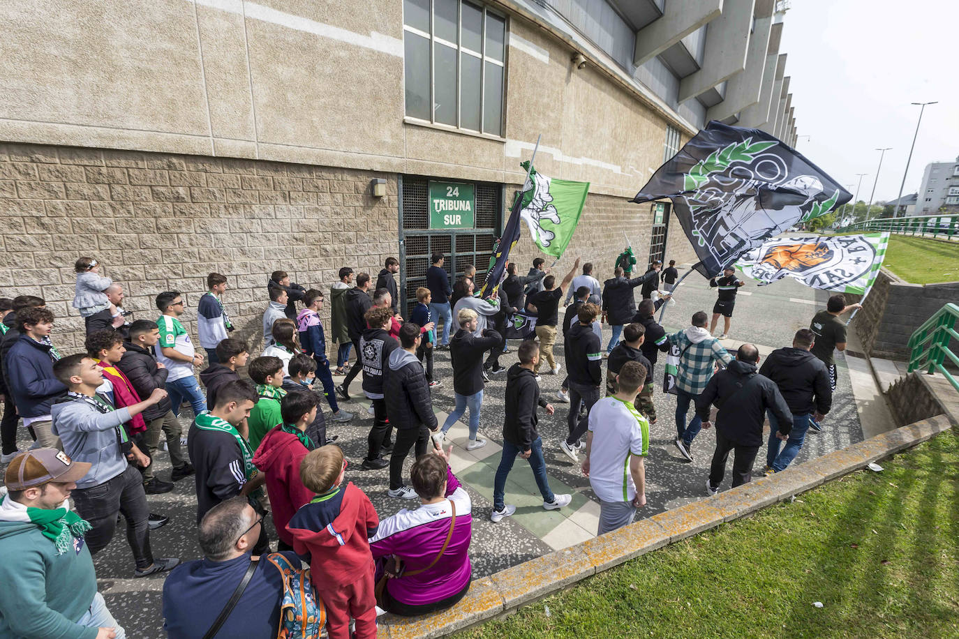 El equipo cántabro, apoyado por un estadio lleno y con la fiesta ya preparada por si hay éxito este domingo, busca ante el Celta B el punto que le devuelva a Segunda