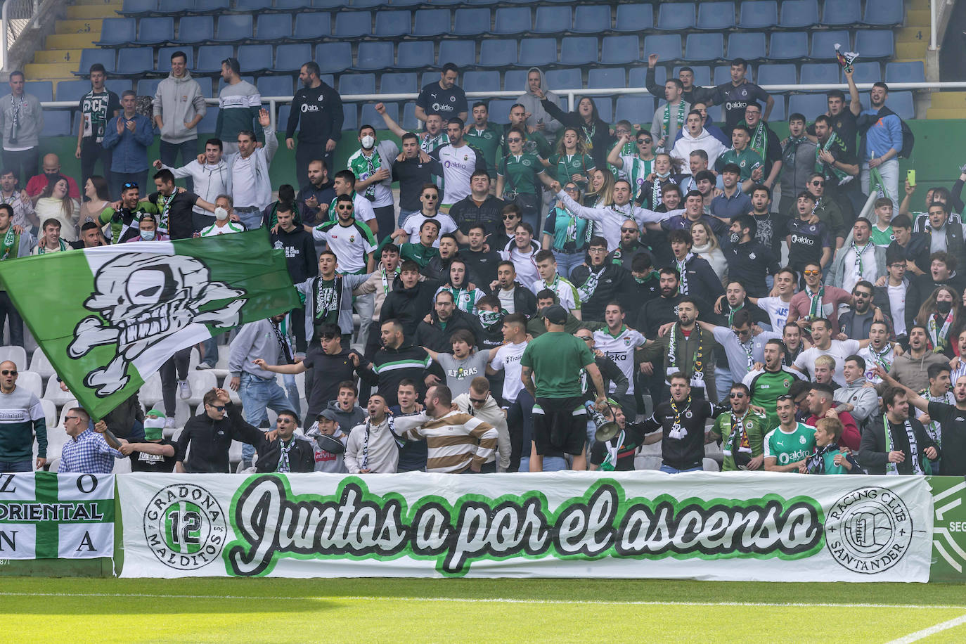 El equipo cántabro, apoyado por un estadio lleno y con la fiesta ya preparada por si hay éxito este domingo, busca ante el Celta B el punto que le devuelva a Segunda