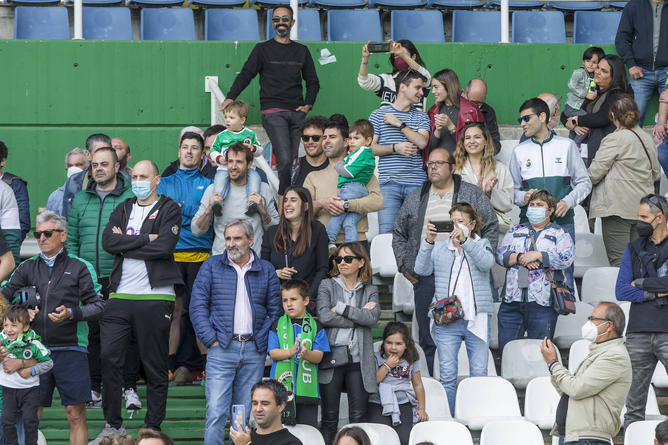 El equipo cántabro, apoyado por un estadio lleno y con la fiesta ya preparada por si hay éxito este domingo, busca ante el Celta B el punto que le devuelva a Segunda