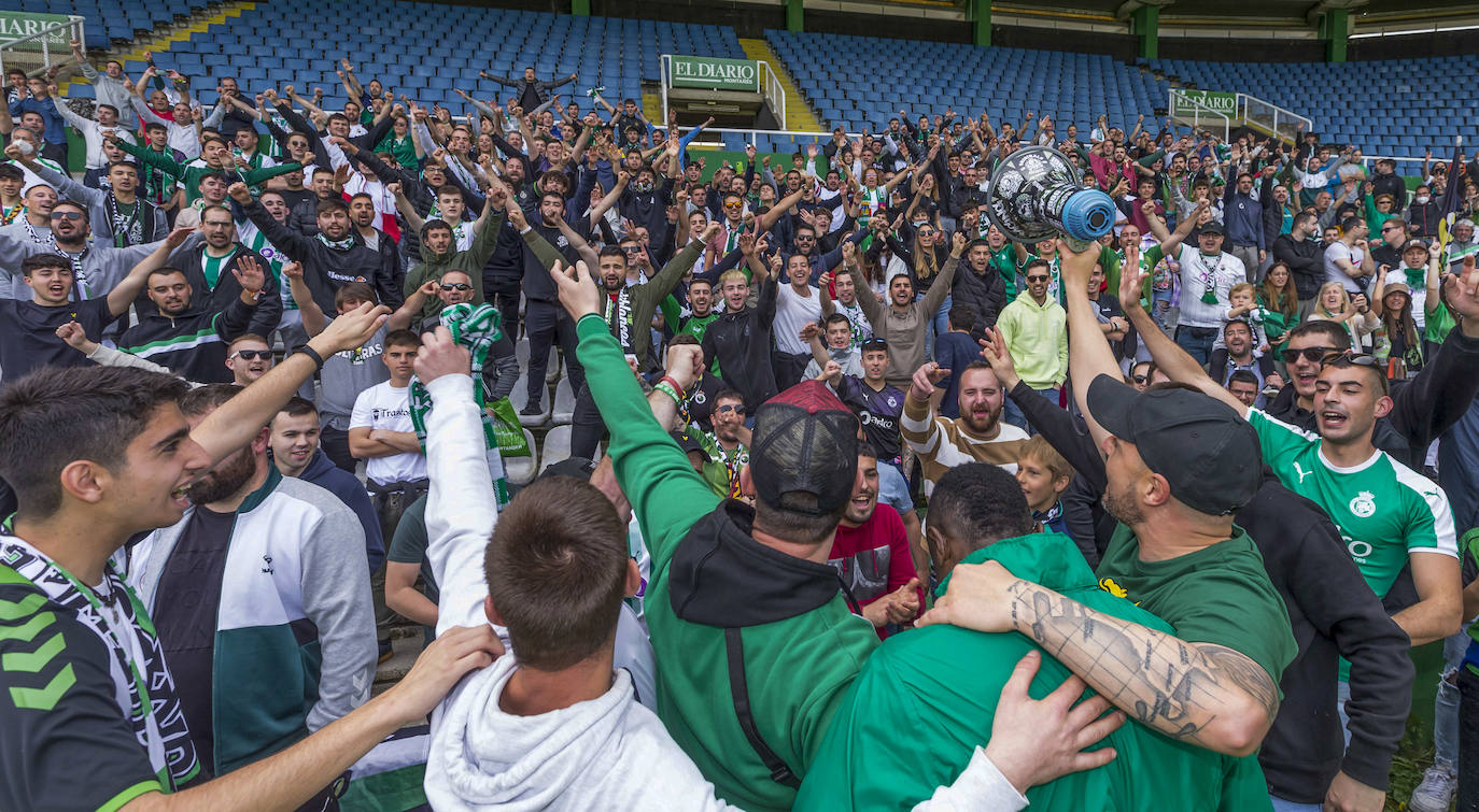 El equipo cántabro, apoyado por un estadio lleno y con la fiesta ya preparada por si hay éxito este domingo, busca ante el Celta B el punto que le devuelva a Segunda