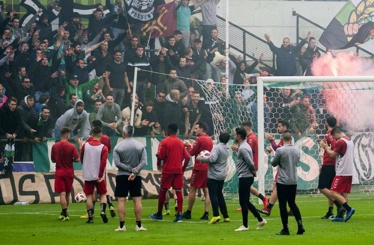 La afición dio sus últimos ánimos al equipo antes del play off de ascenso frente al Baleares.