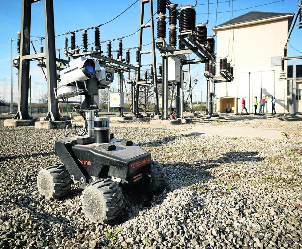 Robot para controlar el estado de las instalaciones de EDP, en la subestación de Torrelavega. DM