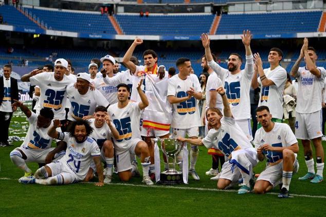 Los jugadores del Madrid posan con el trofeo.